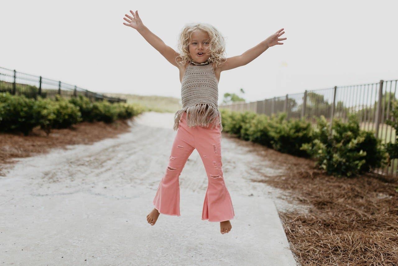 Pantalones acampanados de mezclilla desgastados rosa para niños